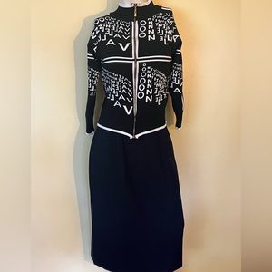 NWOT Valentino fully lined wool skirt with pearl style buttons that open.